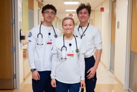 博彩论坛大全护理系的学生在医院里摆姿势拍照